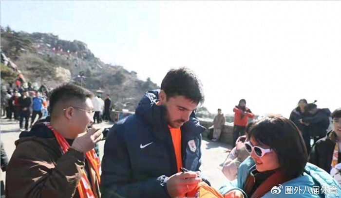 fb体育-泰山不登了，球迷炸锅！25年传统说停就停，到底谁在怕？|山东泰山|球队|俱乐部|职业|训练_新浪体育_新浪新闻